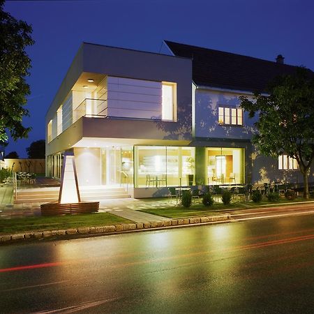 Hotel & Konditorei May Neufeld an der Leitha 외부 사진