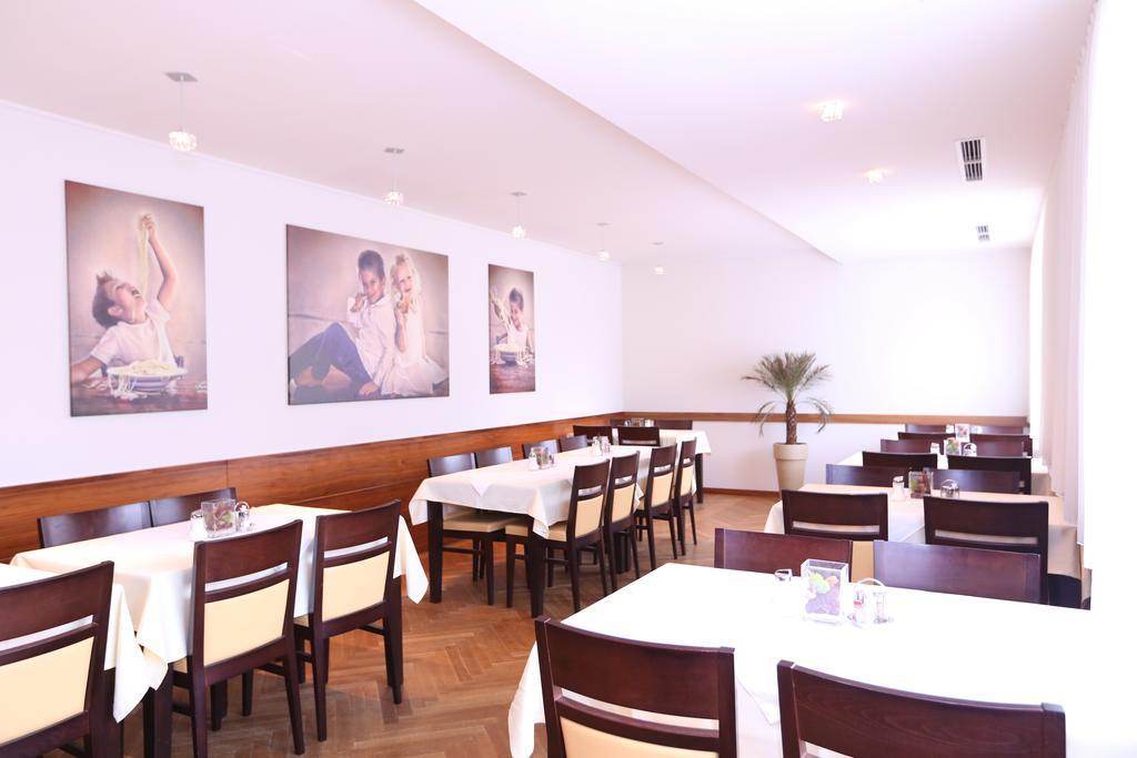 Hotel & Konditorei May Neufeld an der Leitha 외부 사진
