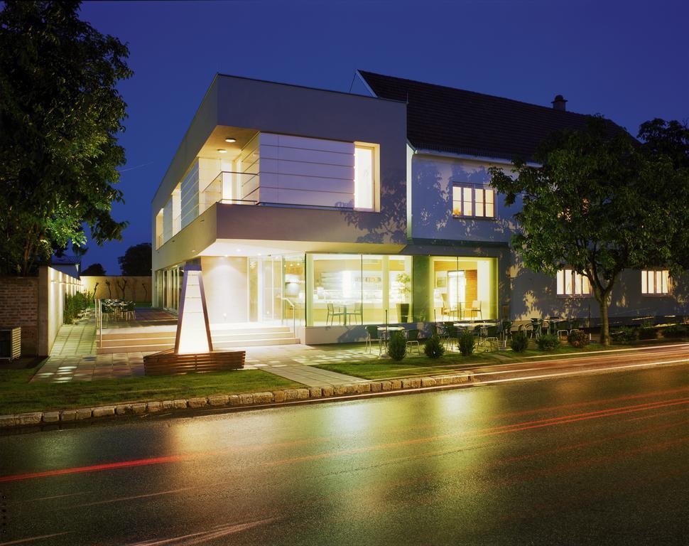 Hotel & Konditorei May Neufeld an der Leitha 외부 사진